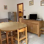 Apartment Colorful Flat With Garden-beahost *