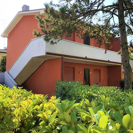 Colorful Flat With Garden-beahost Lägenhet *